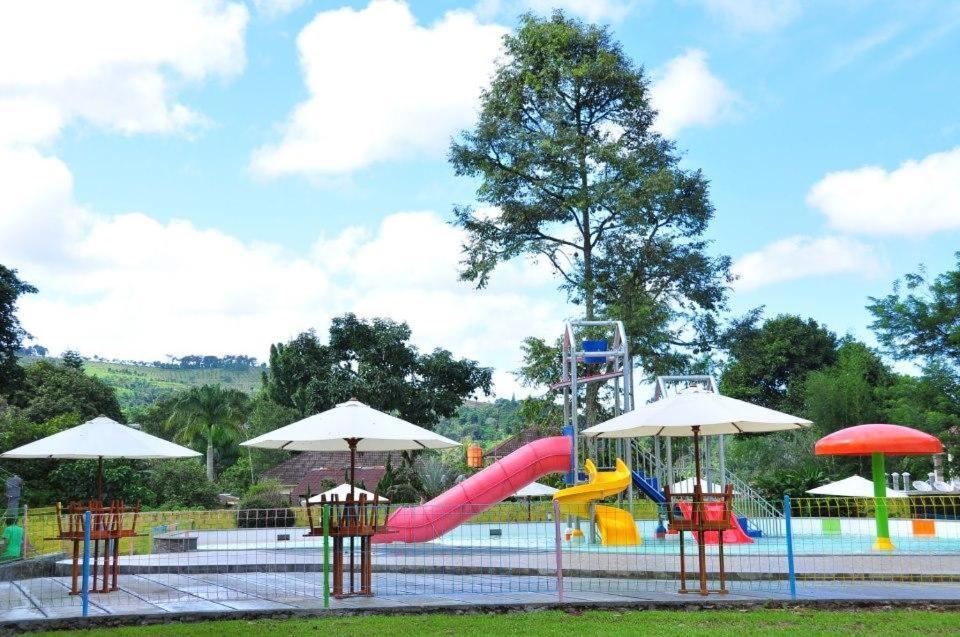 Puncak Village Hotel & Kampung Main Anak Gadok Exterior foto